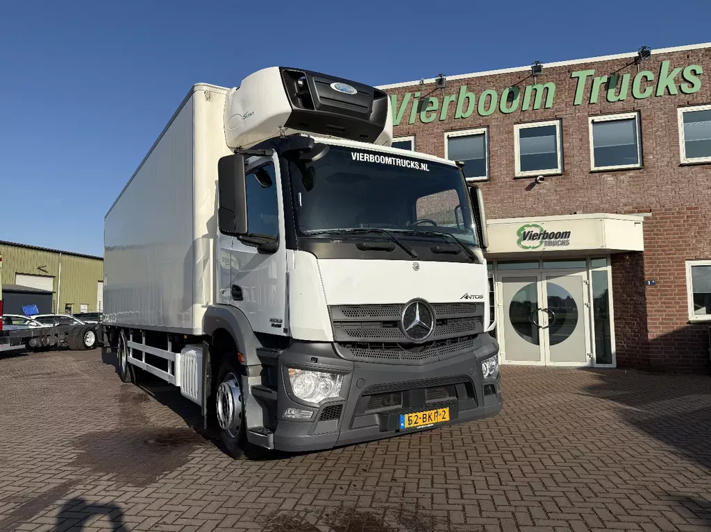 Mercedes-Benz Antos 1833L 4X2 CHEREAU MIT CARRIER UND LADEBORDWAND 3000KG