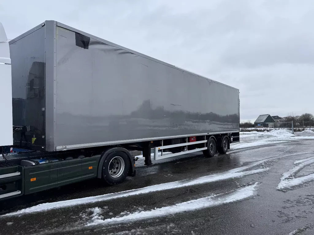 TRADEPORTTRAILER 2-Assige gestuurde kasten oplegger met klep APK 11-2026(kleine schade links boven / small damage)