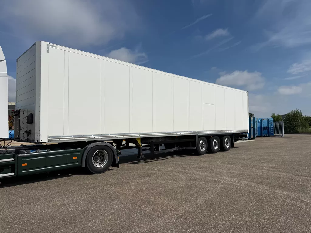 Schmitz Cargobull Iso kasten trailer / 2tons klep / Liftas