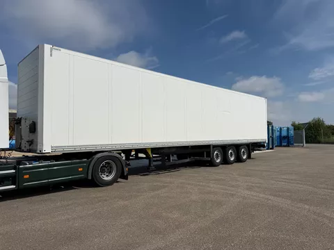 Schmitz Cargobull Iso kasten trailer / 2tons klep / Liftas