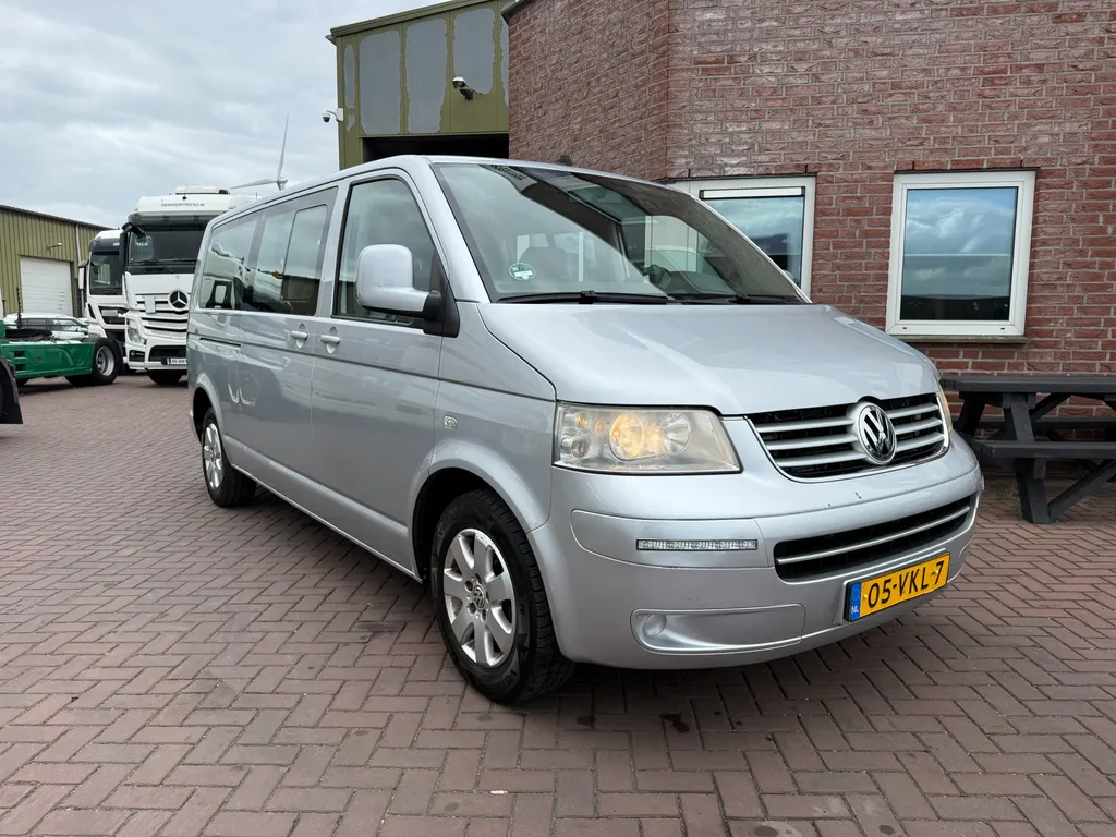 Volkswagen Transporter Volkswagen Transporter 2.5 TDI 340 Caravelle lang 6 persoon / Automaart