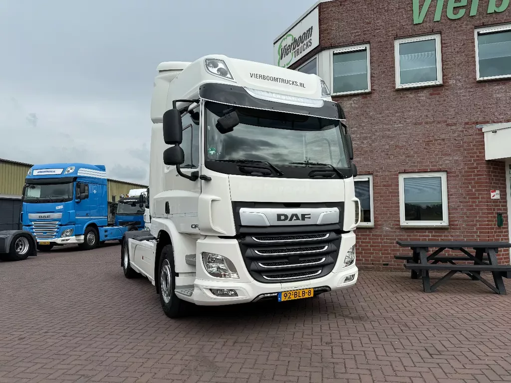 DAF CF 410 CF410 4X2 Spacecab - Distributie trekker - Mileuzone - Dealer onderhouden - apk 6-2026